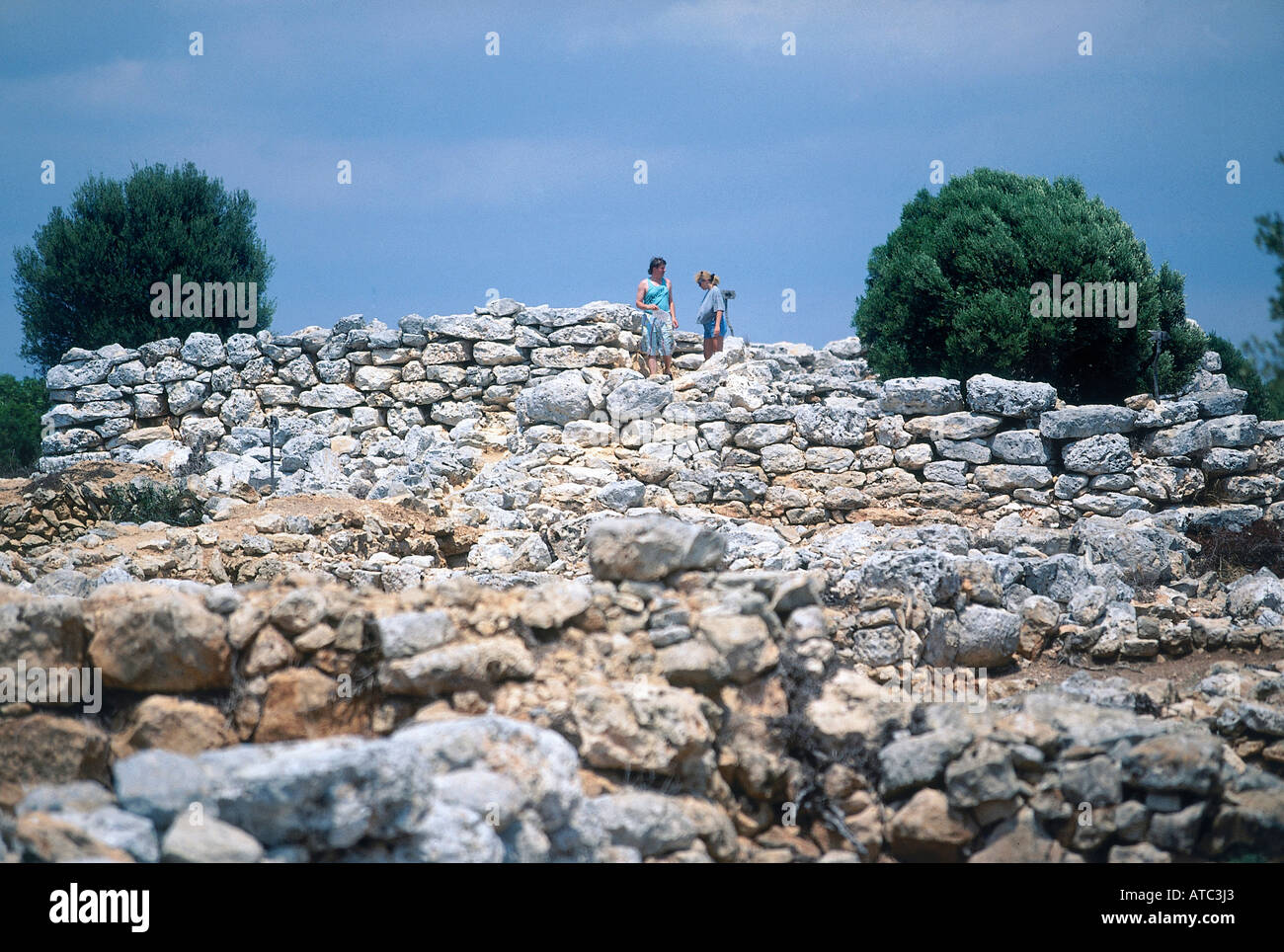 Les touristes à la demeure de pierres de la culture Talaiotic qui fleurit à Majorque entre environ 1300 et 800 BC Capocorb Vell Banque D'Images