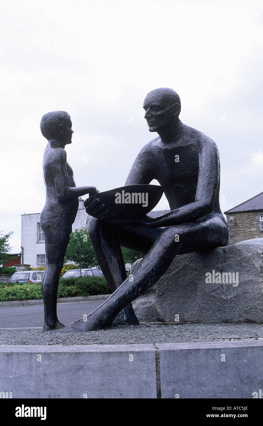 Une statue représentant un père et son fils dans le centre de Carrick on Shannon Banque D'Images