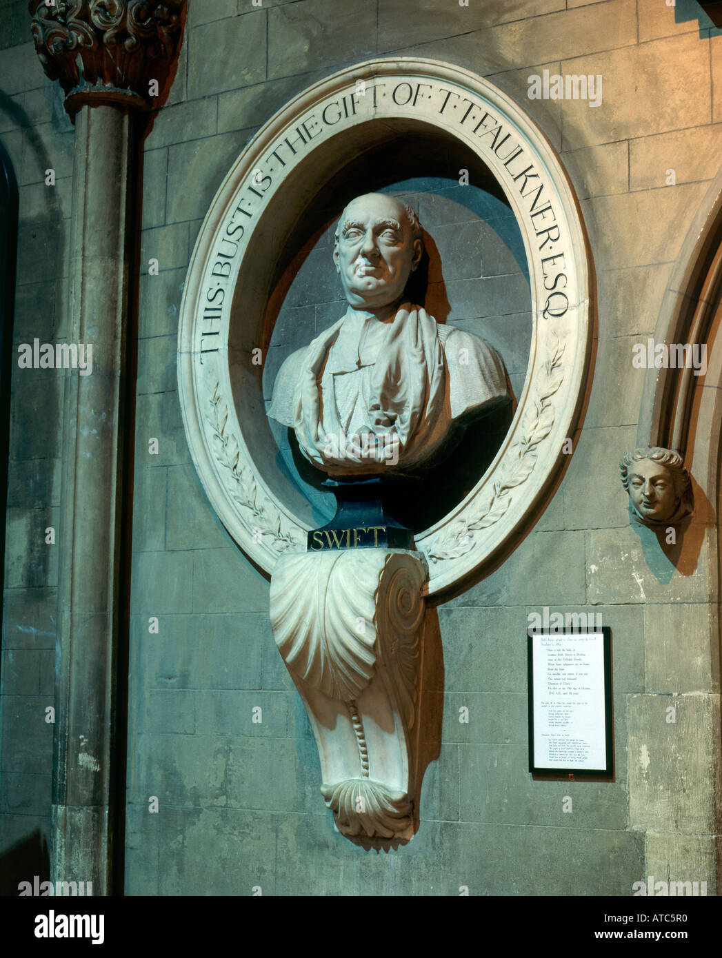 Un buste de Jonathan Swift une fois Doyen de St Patricks vestiaire adjacent à la Cathédrale St Patrick à Dublin Banque D'Images