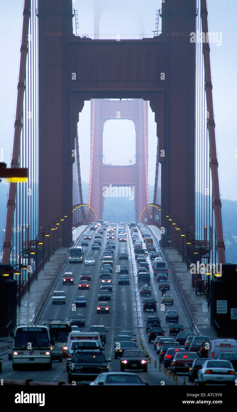 Six voies de circulation traversant s San Francisco Golden Gate Bridge Banque D'Images
