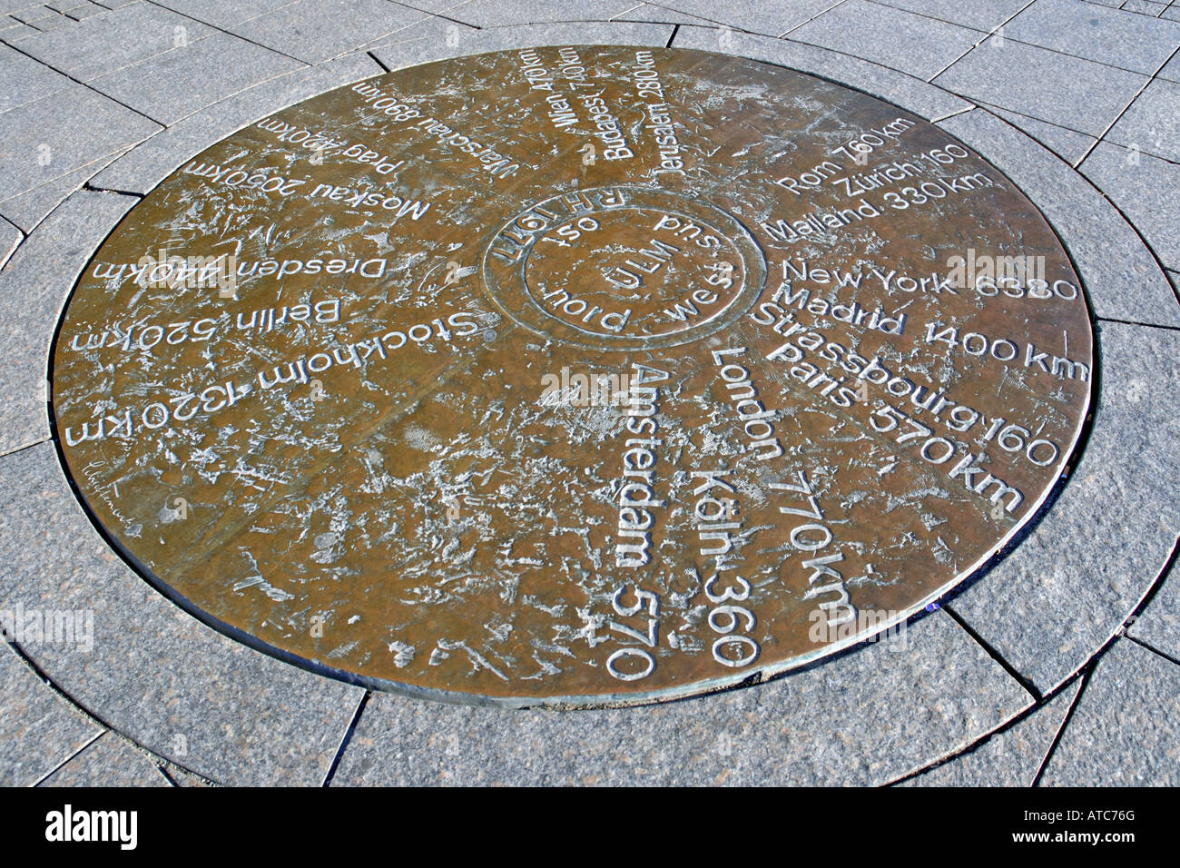 La plaque de cuivre sur la cathédrale place l'affichage des distances à d'autres villes, l'Allemagne, Bade-Wurtemberg, Ulm Banque D'Images