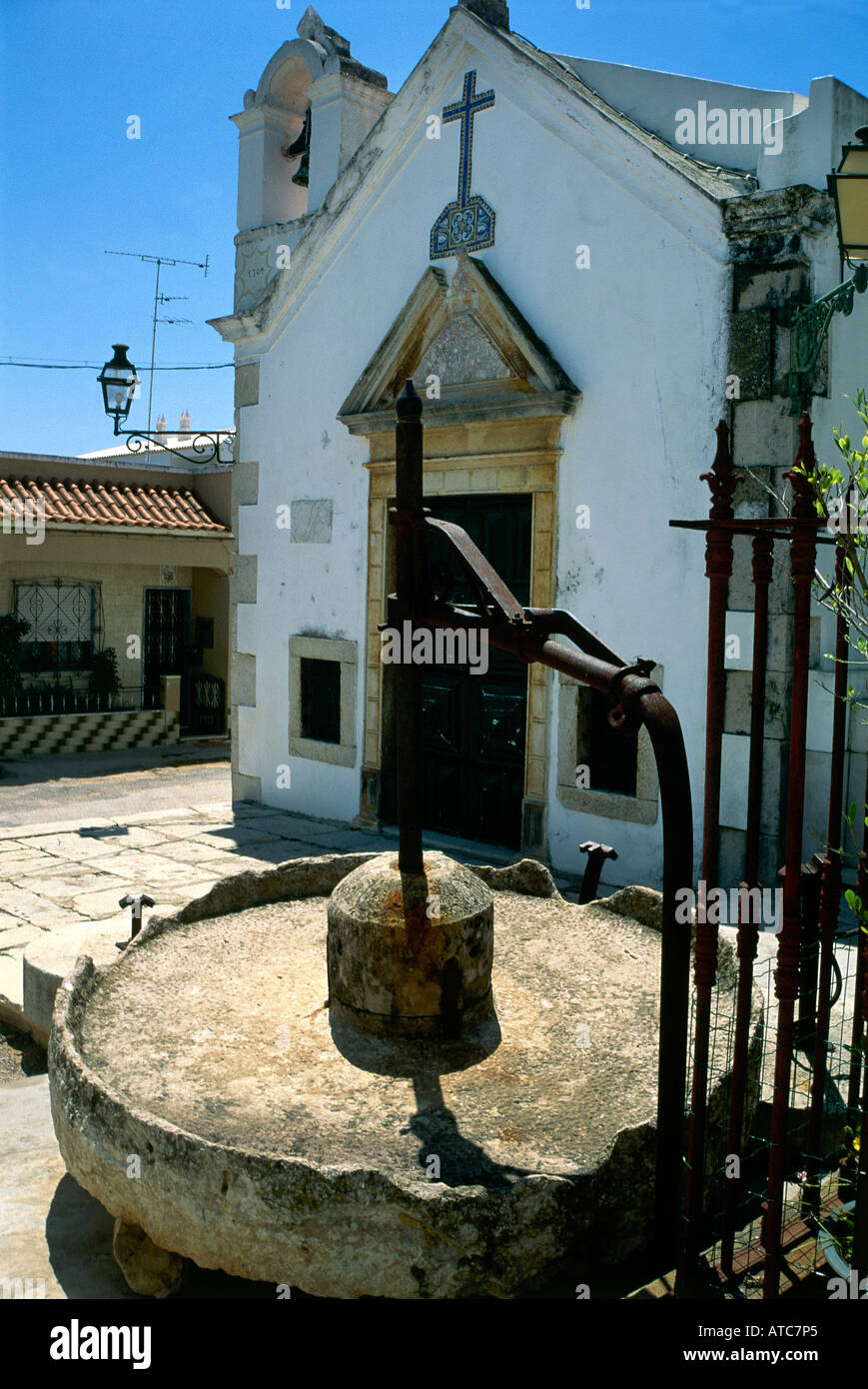 Une pompe à eau se tient devant la chapelle de Santo Cristo, dans le village de Moncarapacho Banque D'Images