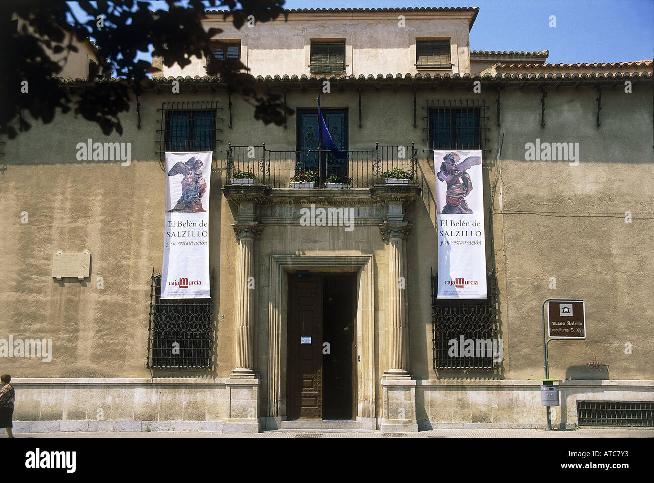 Le drapé des signes au cours de la publicité extérieure en pierre l'exposition en cours à Murcie s Slazillo musée abritant une collection de travaux de la 18e siècle sculpteur Francisco Salzillo Banque D'Images