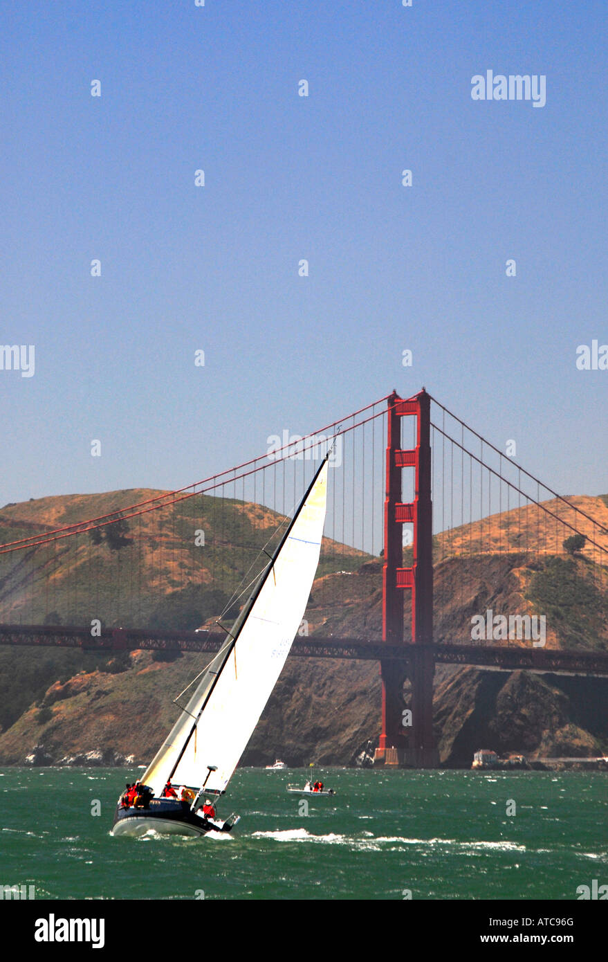 Location en direction du Golden Gate Bridge à San Francisco, en Californie, au début de la Coupe du Pacifique à Hawaï Banque D'Images