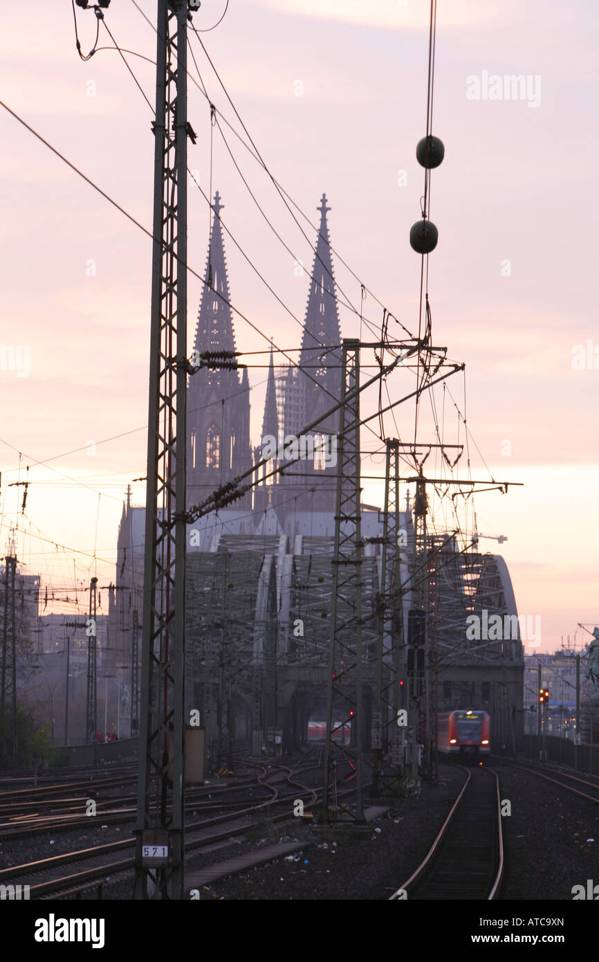 Les voies de chemin de fer, pont Hohenzollern et de la cathédrale de Cologne, Allemagne, Koelner Dom, Rhénanie du Nord-Westphalie, Koeln Banque D'Images