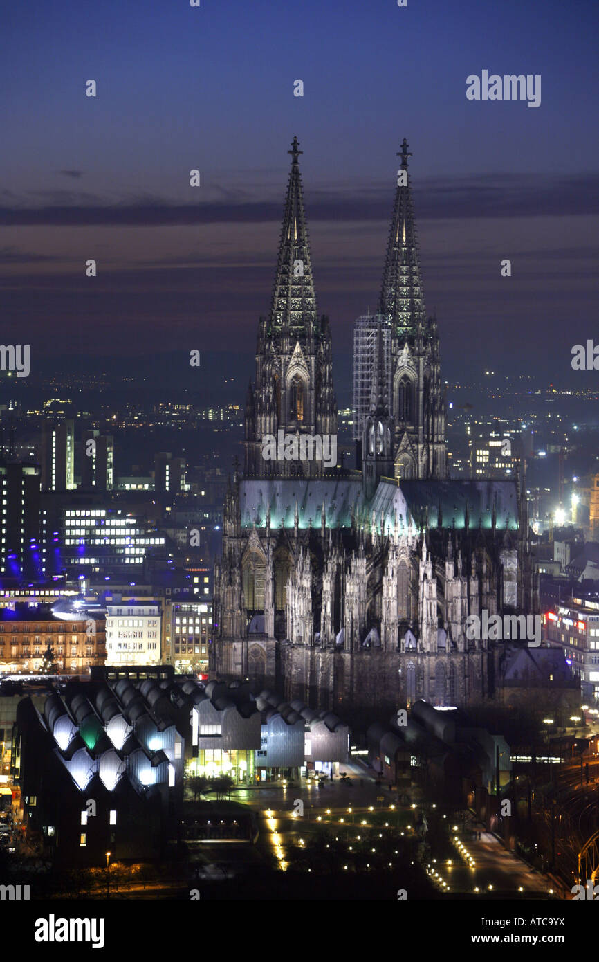 Vue de Koeln Triangel sur la cathédrale de Cologne, Koelner Dom et Ludwig Museum, l'Allemagne, en Rhénanie du Nord-Westphalie, Koeln Banque D'Images