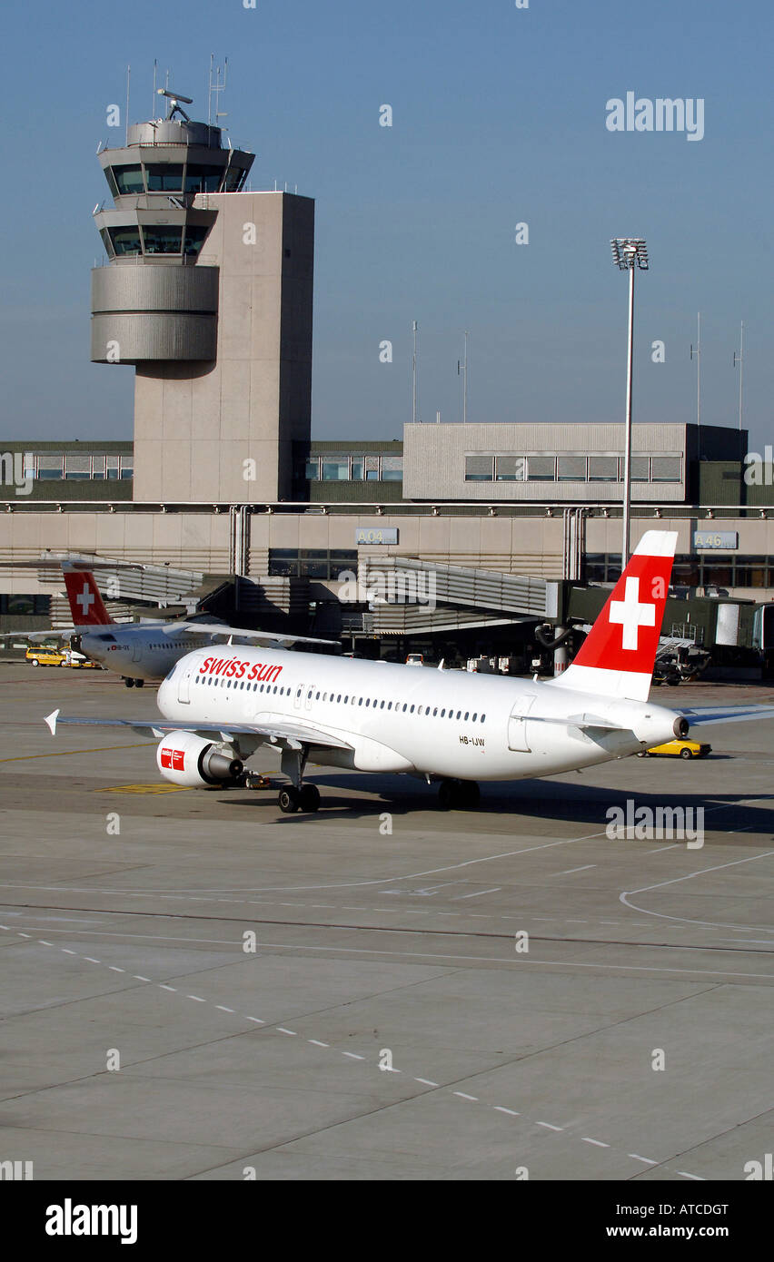 Un Swiss Air Lines avion du passager à l'aéroport de Zurich, Suisse Banque D'Images