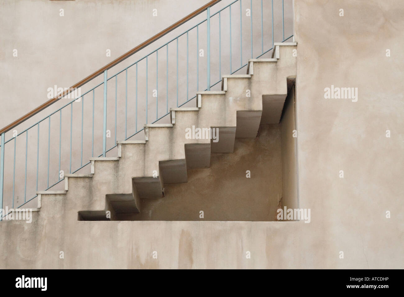 Bâtiment du Bauhaus à Tel Aviv Israël 2007 l'escalier et la rampe créer différentes formes géométriques Banque D'Images
