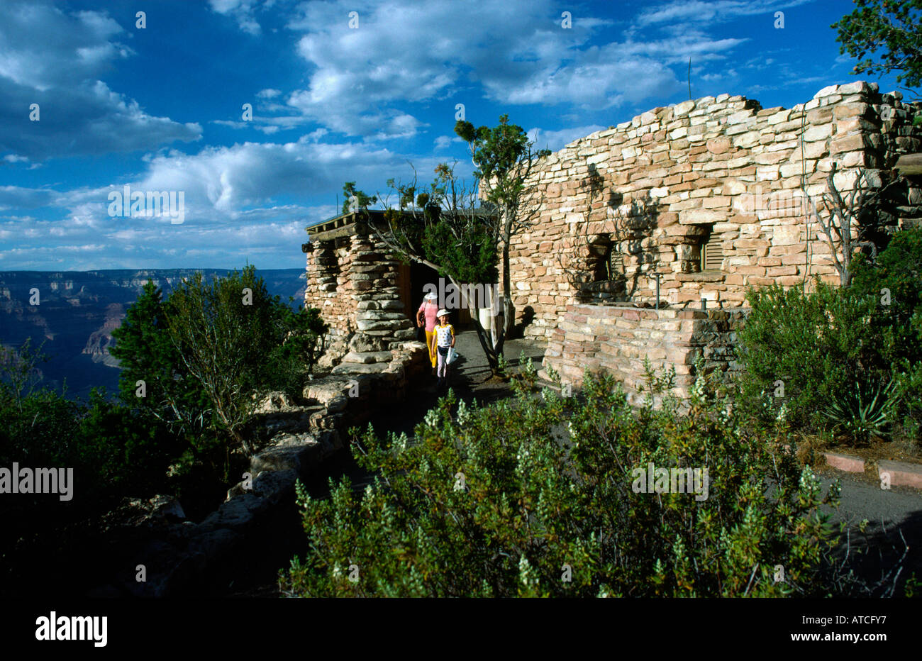 Visiteurs quittent le Yavapai Geologic Museum Grand Canyon National Park Arizona USA Banque D'Images