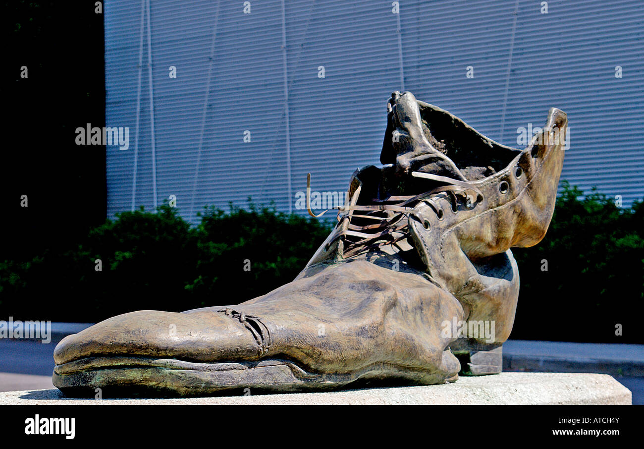 Chaussures de clown sculpture au siège social du Cirque du Soleil,  Montréal, Québec, Canada Photo Stock - Alamy