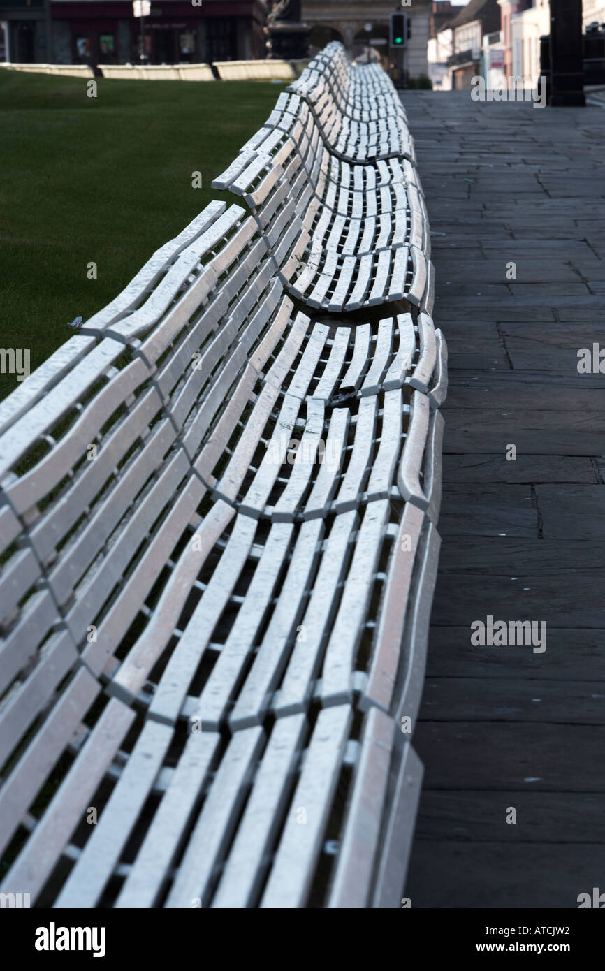 Longue ligne de bancs en bois à l'extérieur du château de Windsor, Royaume-Uni Banque D'Images