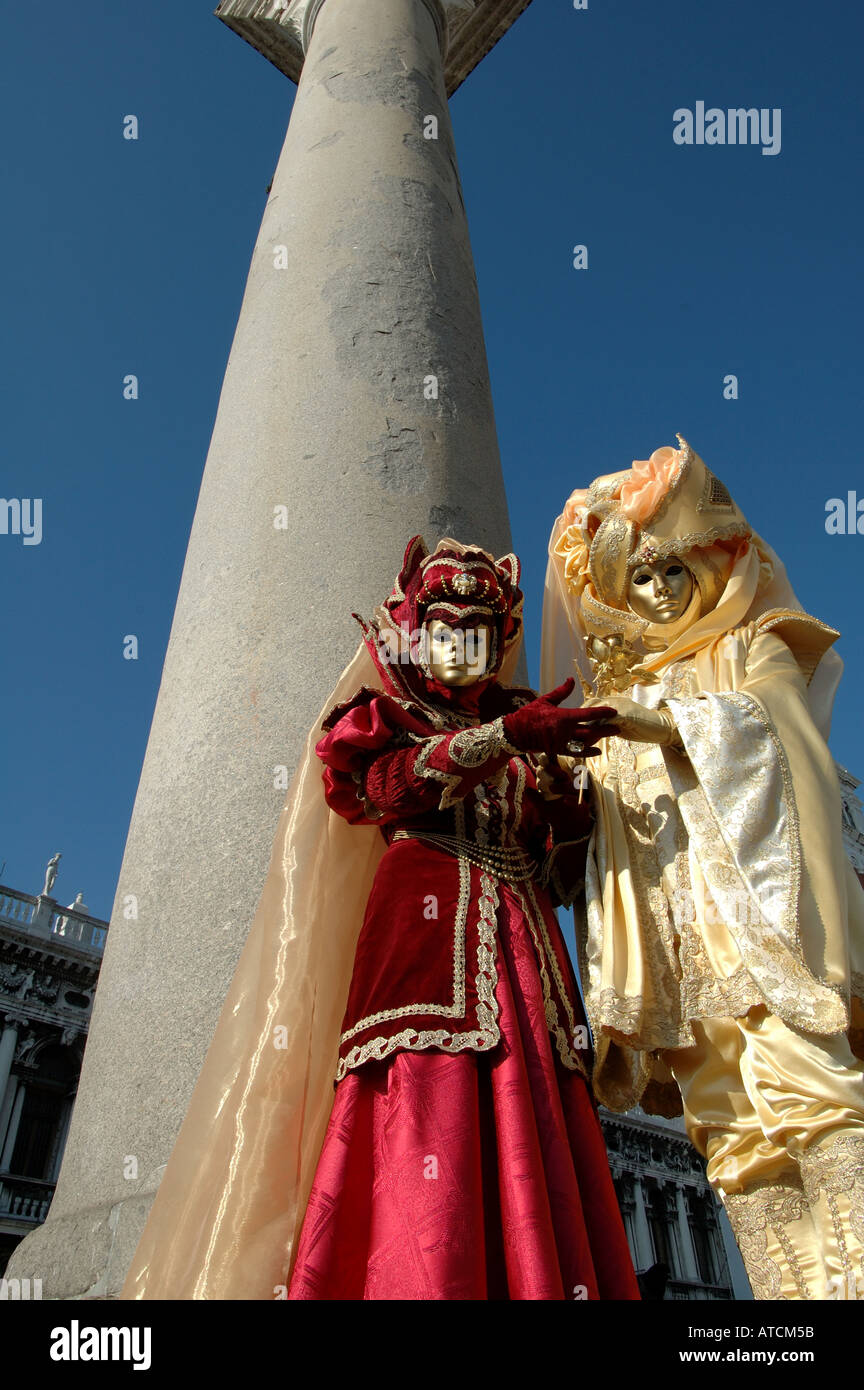 Masque de Venise, un couple de masqueraders portant des masques vénitiens dans Carnaval de Venise 2005 Banque D'Images
