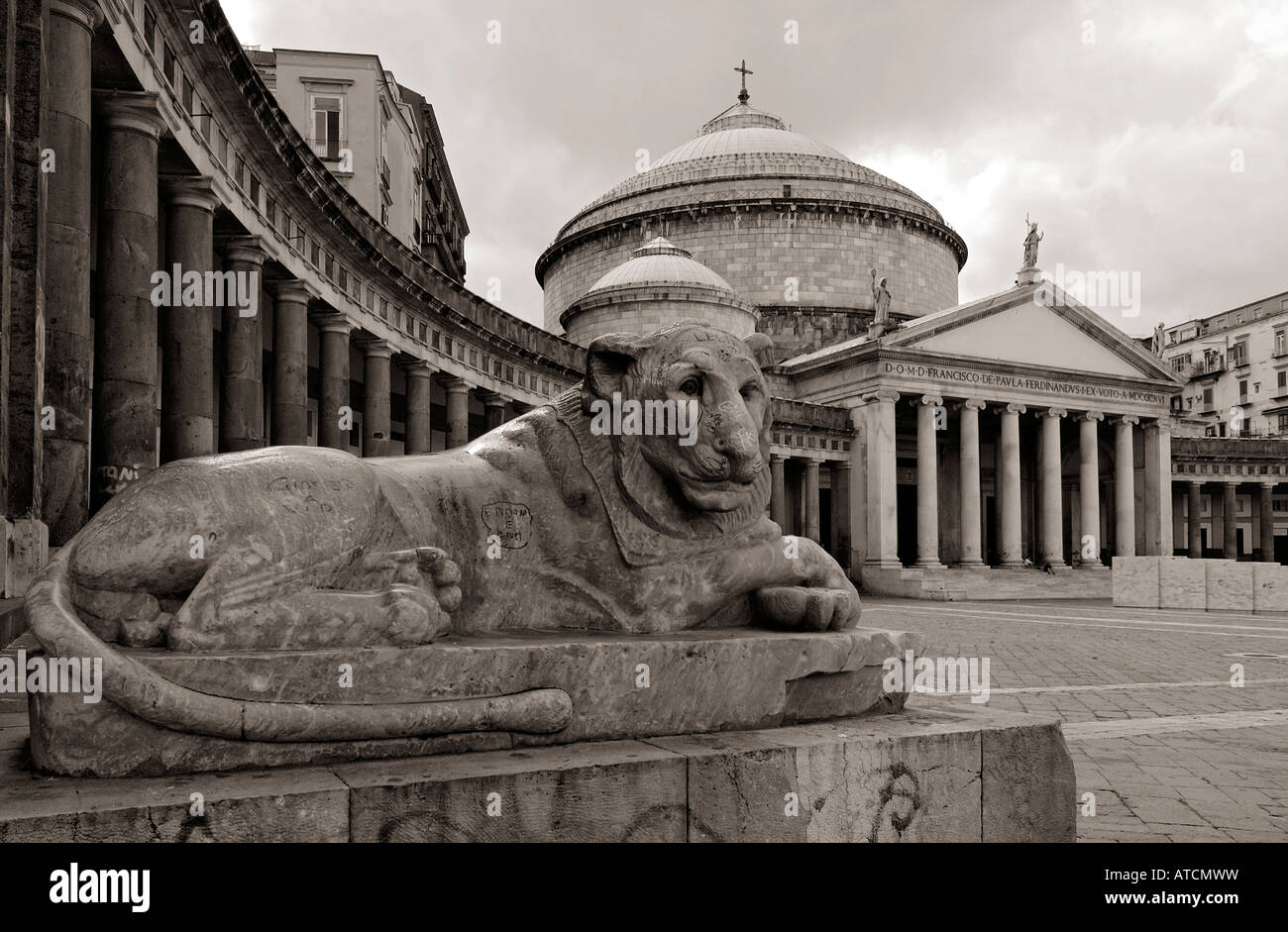 Napoli Naples Centre Historique Piazza Plebiscito centre bw monochrome Banque D'Images
