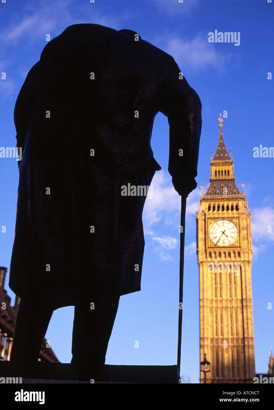 Statue de Sir Winston Churchill et Big Ben Clock Tower de Maisons du Parlement en arrière-plan Westminster London England UK Banque D'Images