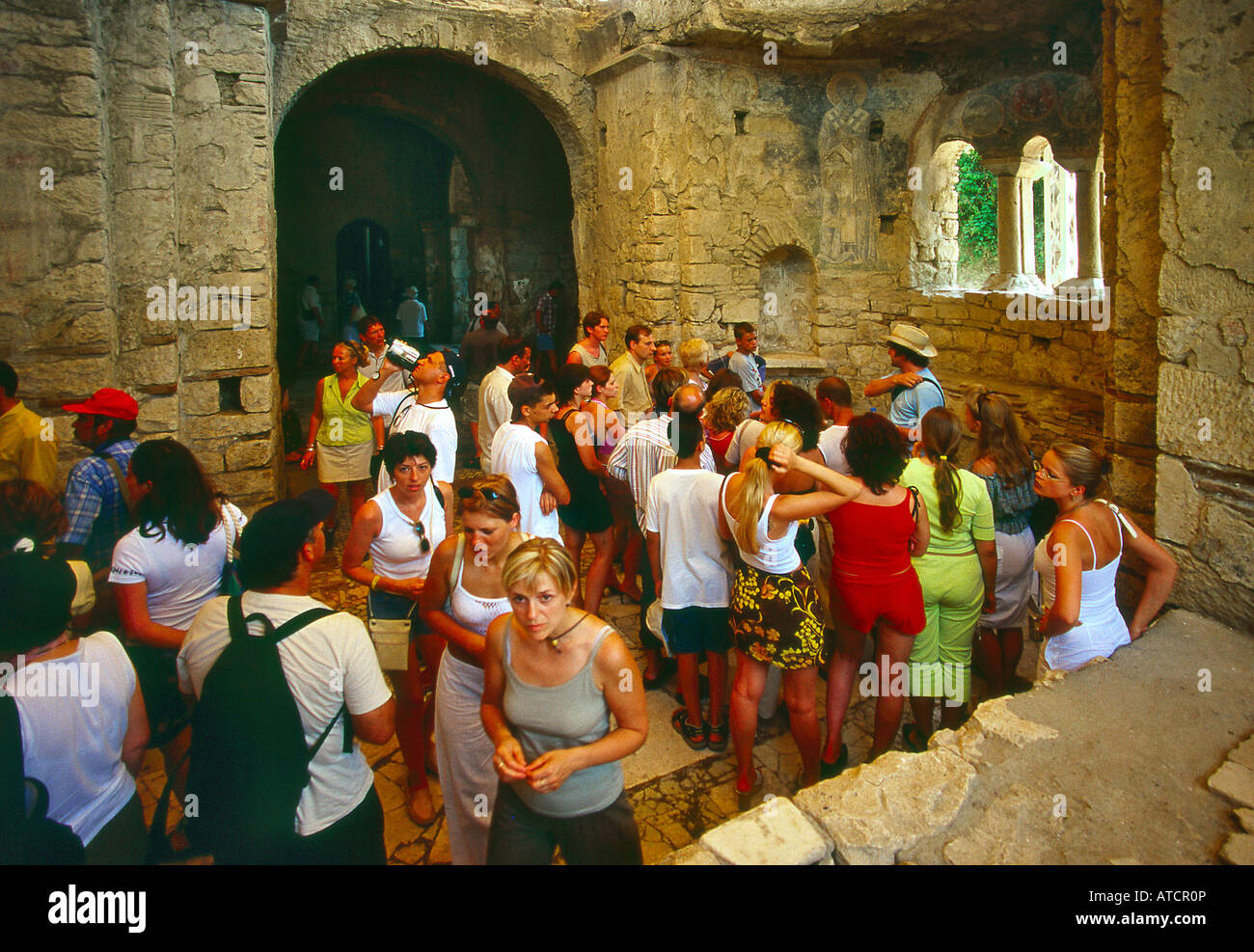 Les touristes dans l'église de St Nicholas Noel Baba Demre Turquie Banque D'Images