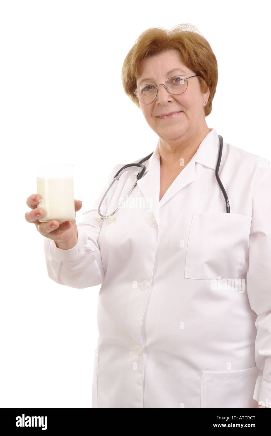Senior female doctor holding verre de lait isolé sur fond blanc Banque D'Images
