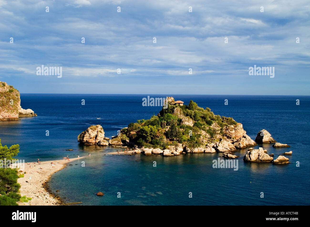 Italie Taromina Blue water beach port italien Banque D'Images