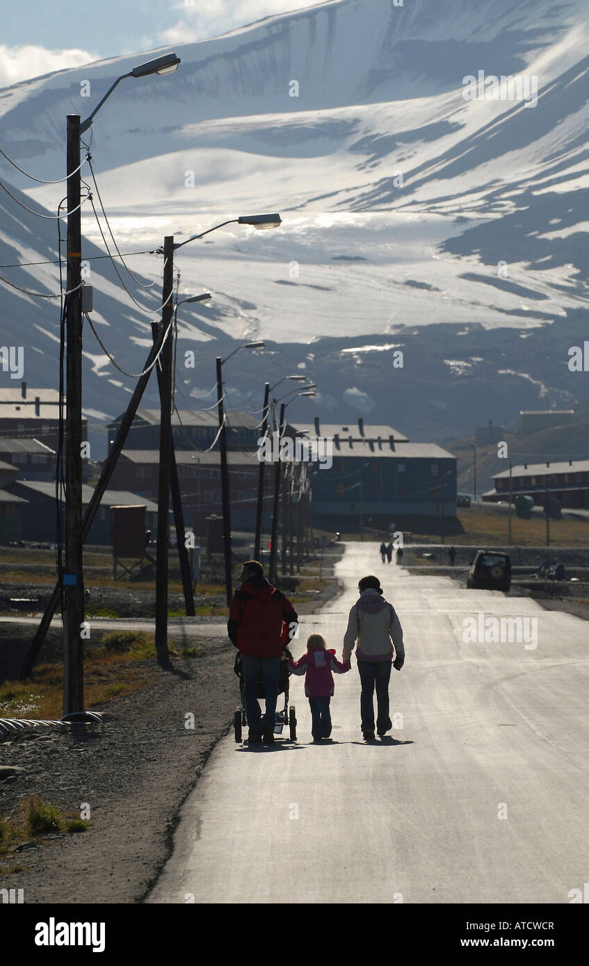 Famille à Longyearbyen, Norvège Banque D'Images