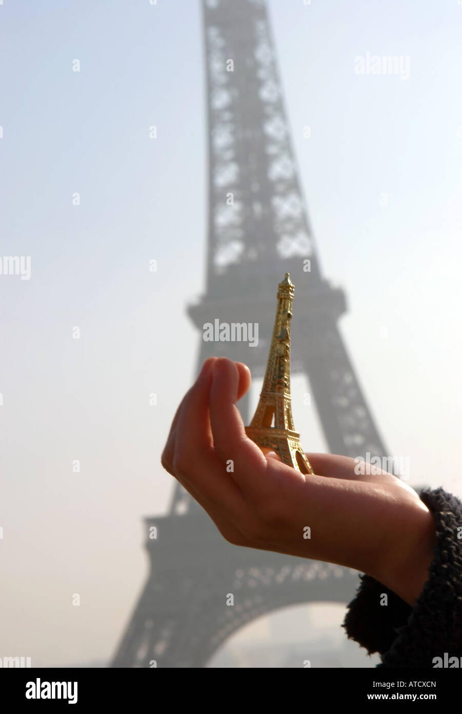 Des souvenirs pour touristes Tour Eiffel à Paris a lieu en face de l'article réel Banque D'Images