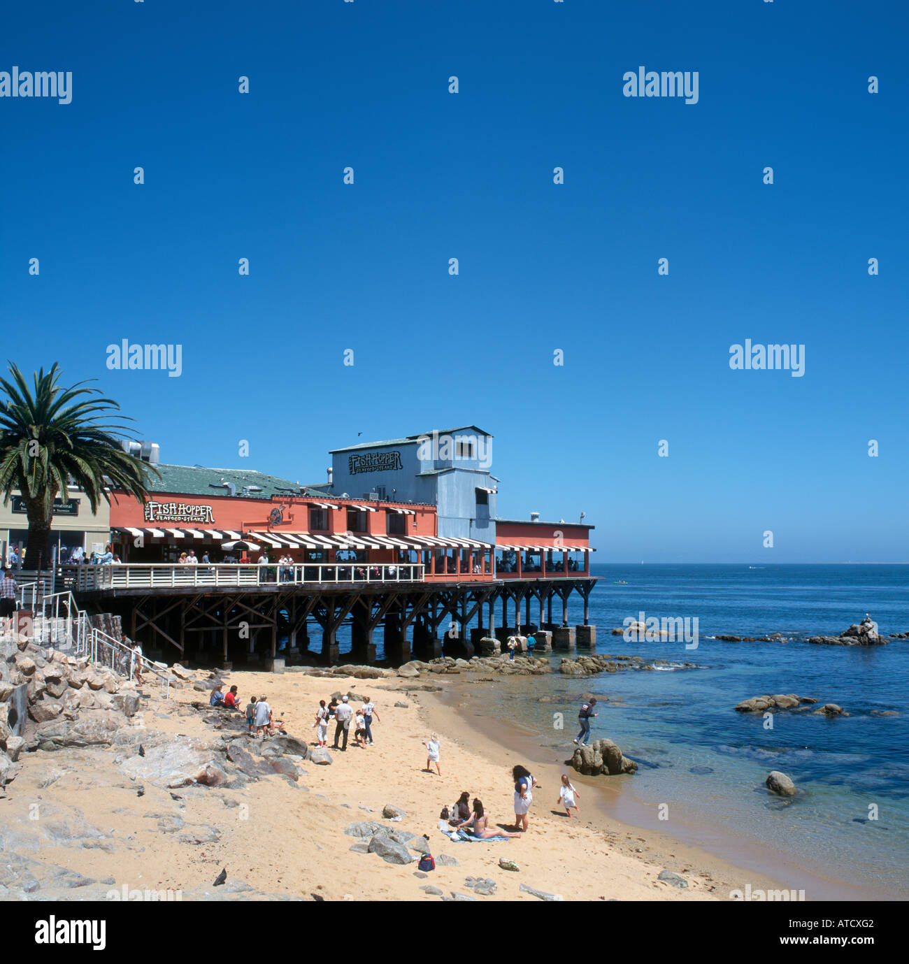 Plage et restaurant en bord de mer à Cannery Row, Monterey, Californie, États-Unis Banque D'Images