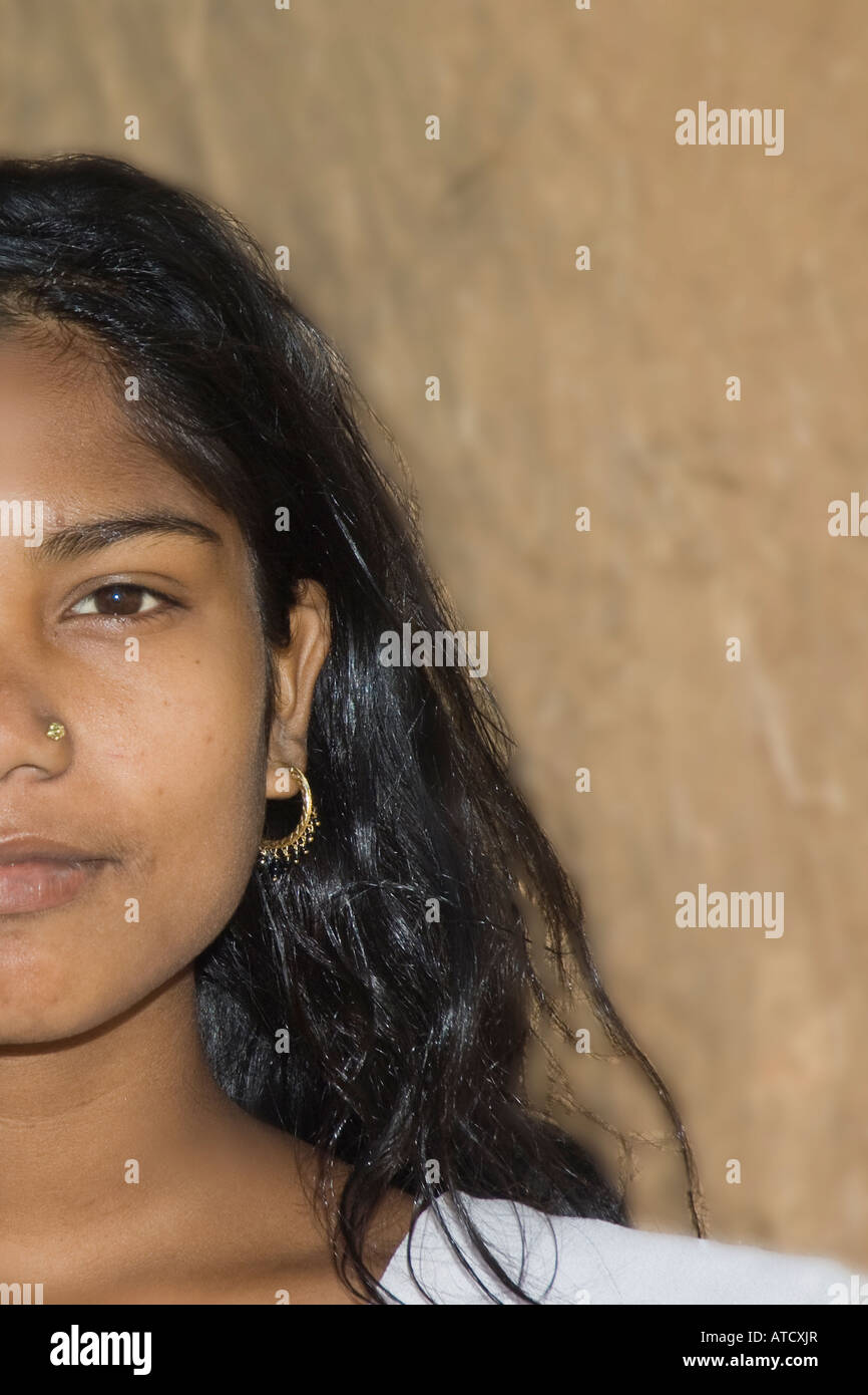 Portrait d'une jeune femme indienne la moitié de deux images Banque D'Images