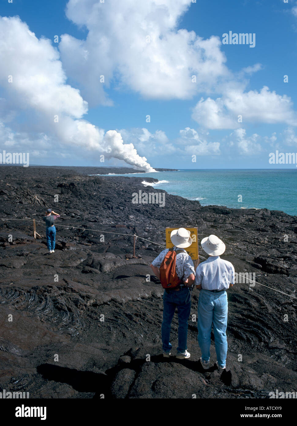 Couple de la vapeur active lava flow, Volcanoes National Park, Big Island, Hawaii, USA Banque D'Images