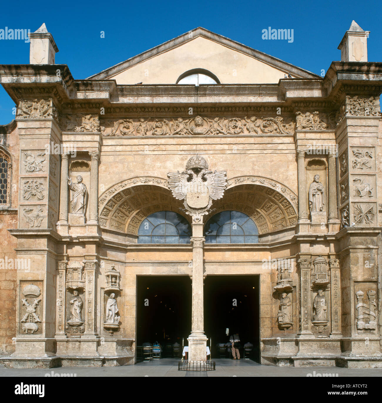 Façade de la cathédrale de Santa Maria Menor (le plus ancien dans le Nouveau Monde) dans la ville coloniale, Santo Domingo, République Dominicaine Banque D'Images