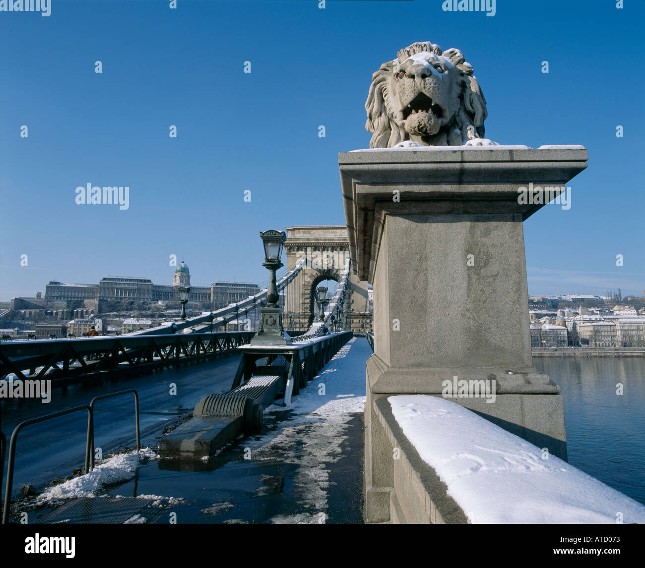 Pont des chaînes Széchenyi Lanchid, ou Budapest, 1849. Reconstruit en 1949. Détail de la tête de lion. Architecte : William Tierney Clark Banque D'Images