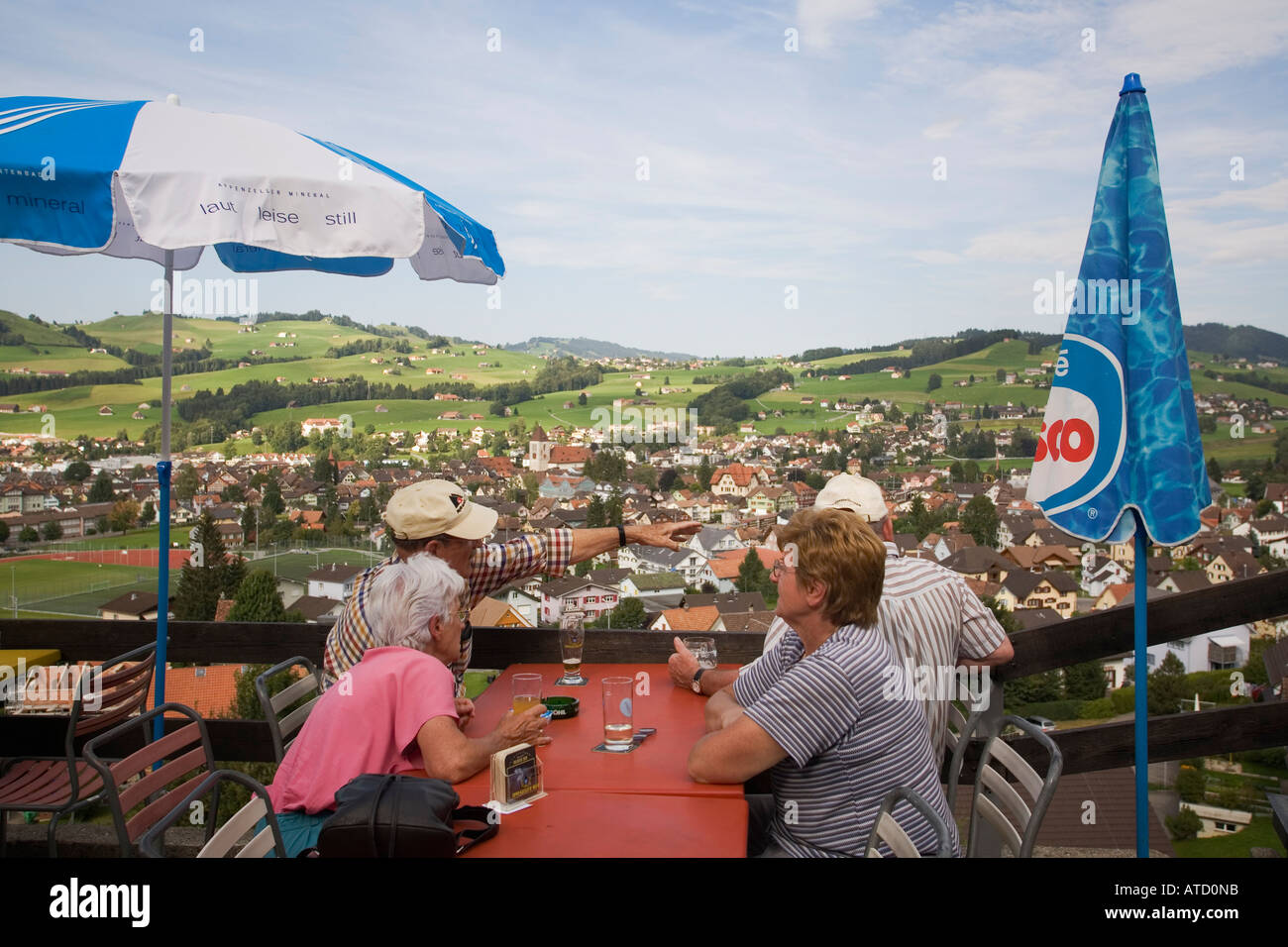 Les touristes ayant des boissons l'après-midi à la table de l'Hotel Freudenberg surplombant le village de Appenzell Suisse Banque D'Images