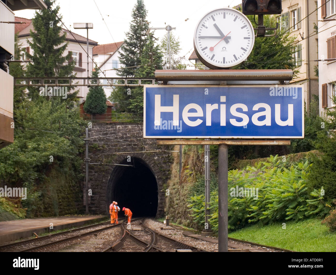 Les travailleurs des chemins de travaux sur la voie à l'extérieur de la bouche du tunnel à la gare de Herisau Suisse Banque D'Images