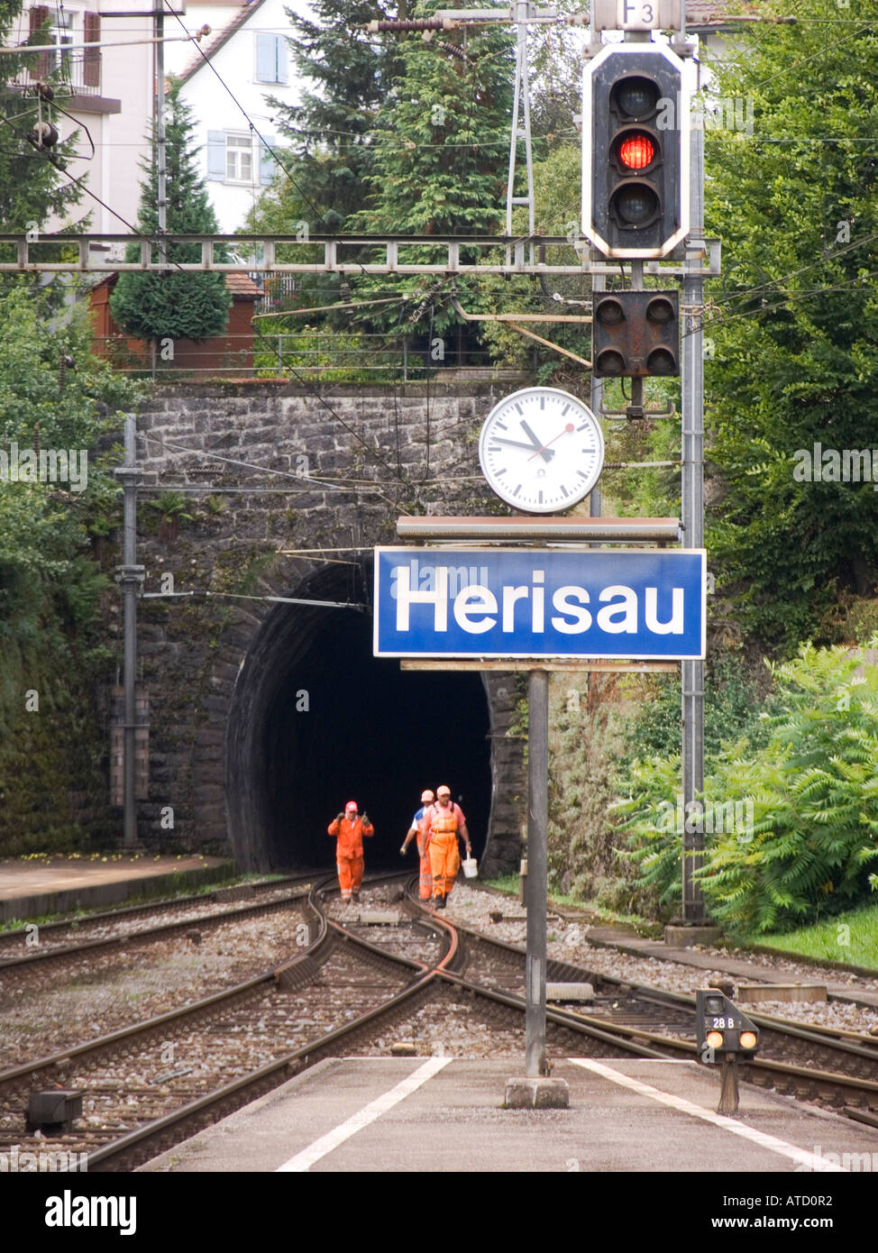 Les travailleurs des chemins de travaux sur la voie à l'extérieur de la bouche du tunnel à la gare de Herisau Suisse Banque D'Images
