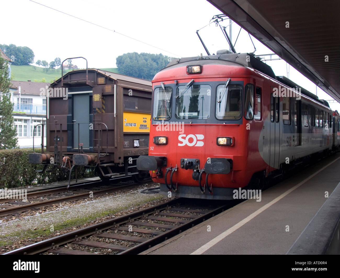 Suisse rouge train in station Sarnen Suisse Banque D'Images