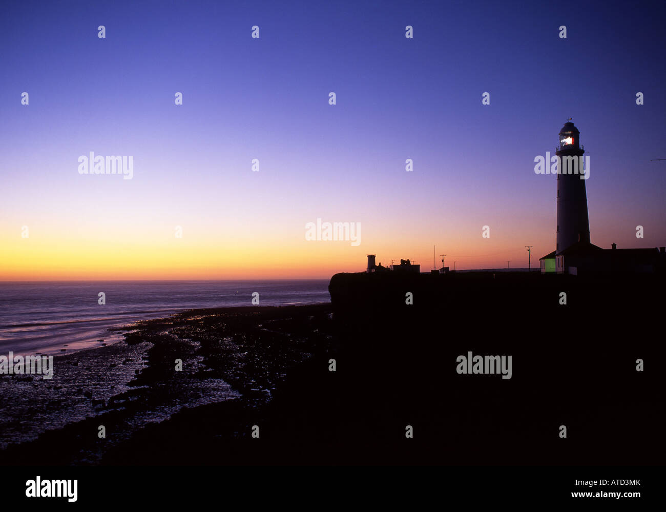 Nash Point Lighthouse au coucher du soleil / Crépuscule Vale of Glamorgan Heritage Coast South Wales UK Banque D'Images