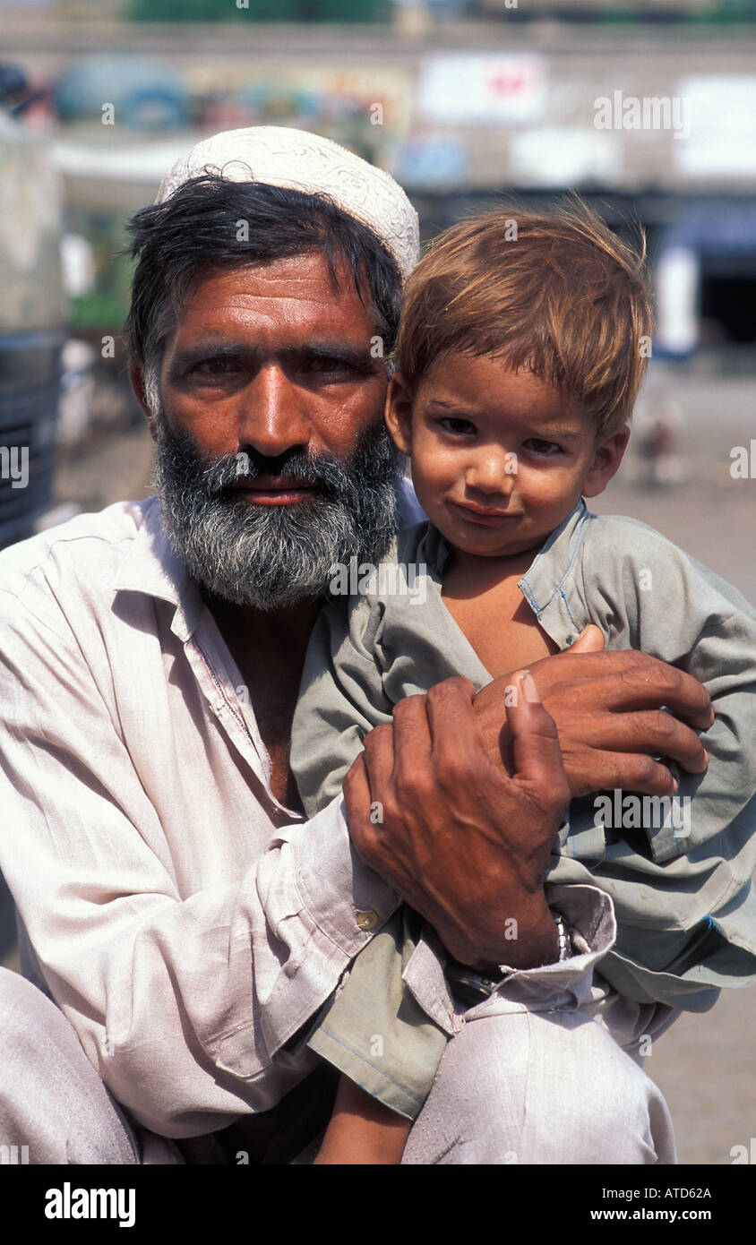 Parler ourdou homme pakistanais tenant son garçon dans ses bras yyoung à Peshawar Pakistan route Dir Banque D'Images