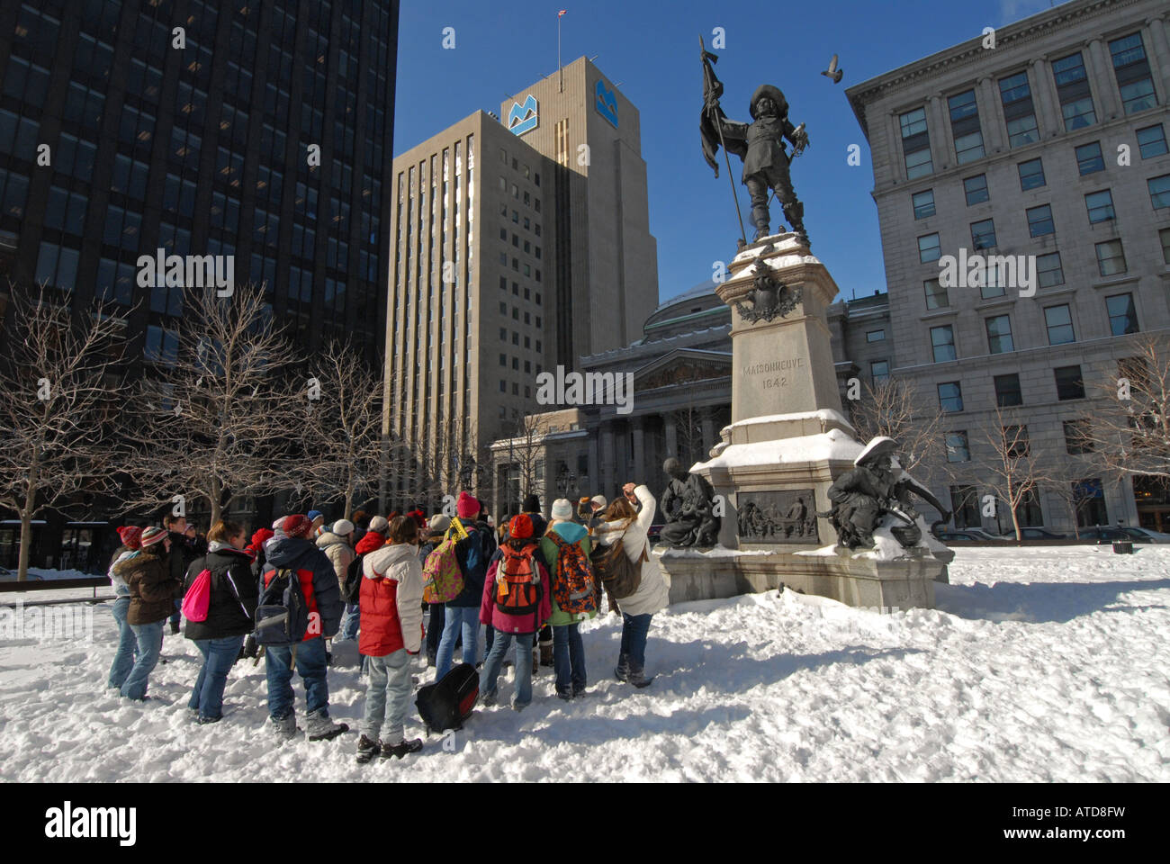 Groupe de jeunes touristes devant les Monument Jacques Cartier à Place d'armes Vieux Montréal Québec Canada Banque D'Images