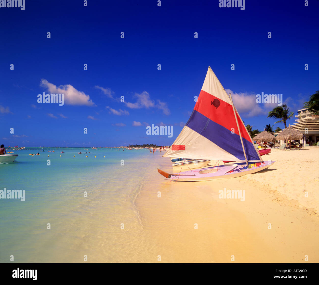 Petits voiliers reste sur la large plage de sable blanc de l'île des Caraïbes d'Aruba Banque D'Images