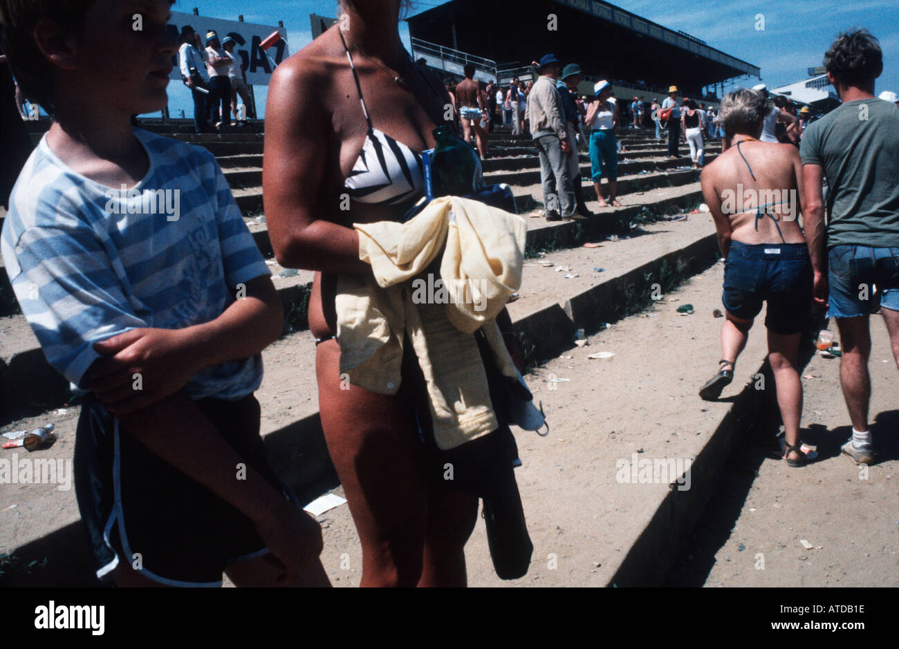 Les spectateurs sur la terrasse de la Le Mans 24 heures de course sur une journée très chaude l'un d'entre eux portant un bikini Banque D'Images