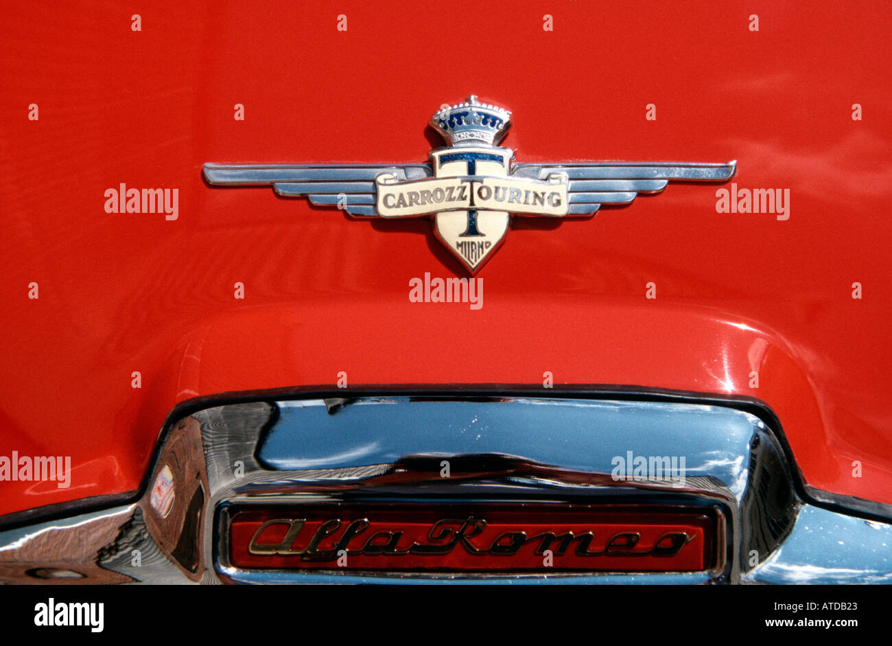 Insigne de l'ancien constructeur de corps voiture milanaise Touring Carrozz sur le capot d'une Alfa Romeo 1950 Banque D'Images