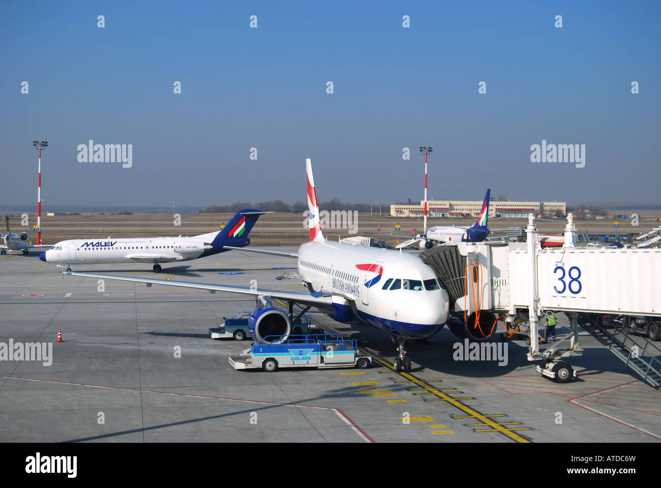 British Airways Airbus A319 sur le stand, l'aéroport international Ferihegy de Budapest, Budapest, Hongrie Banque D'Images