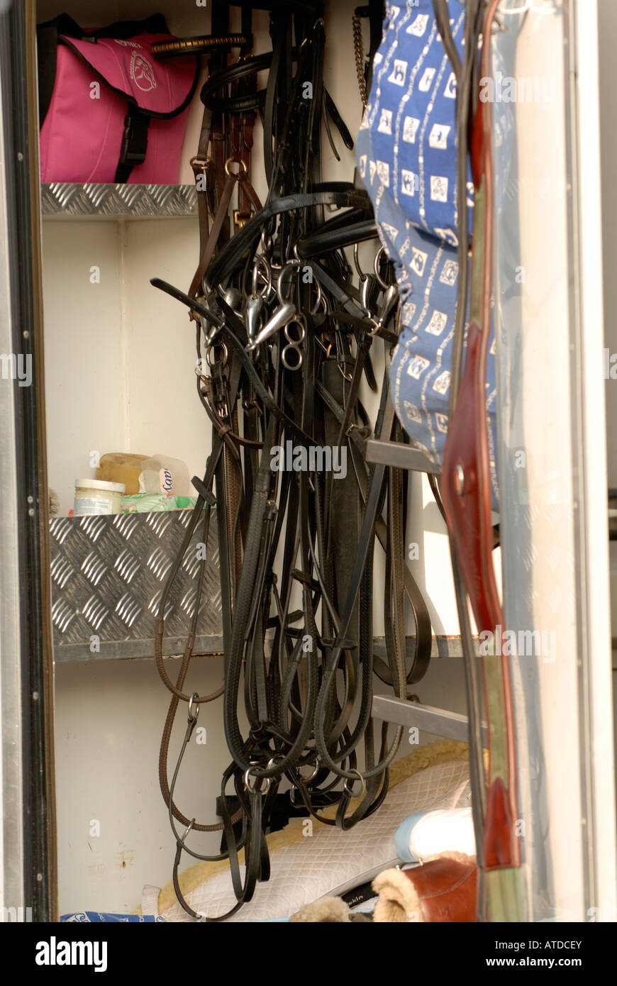 Un casier de rangement sellerie intégrée dans le côté d'une remorque de  camion transport horsebox contenant licol bride brides etc Photo Stock -  Alamy