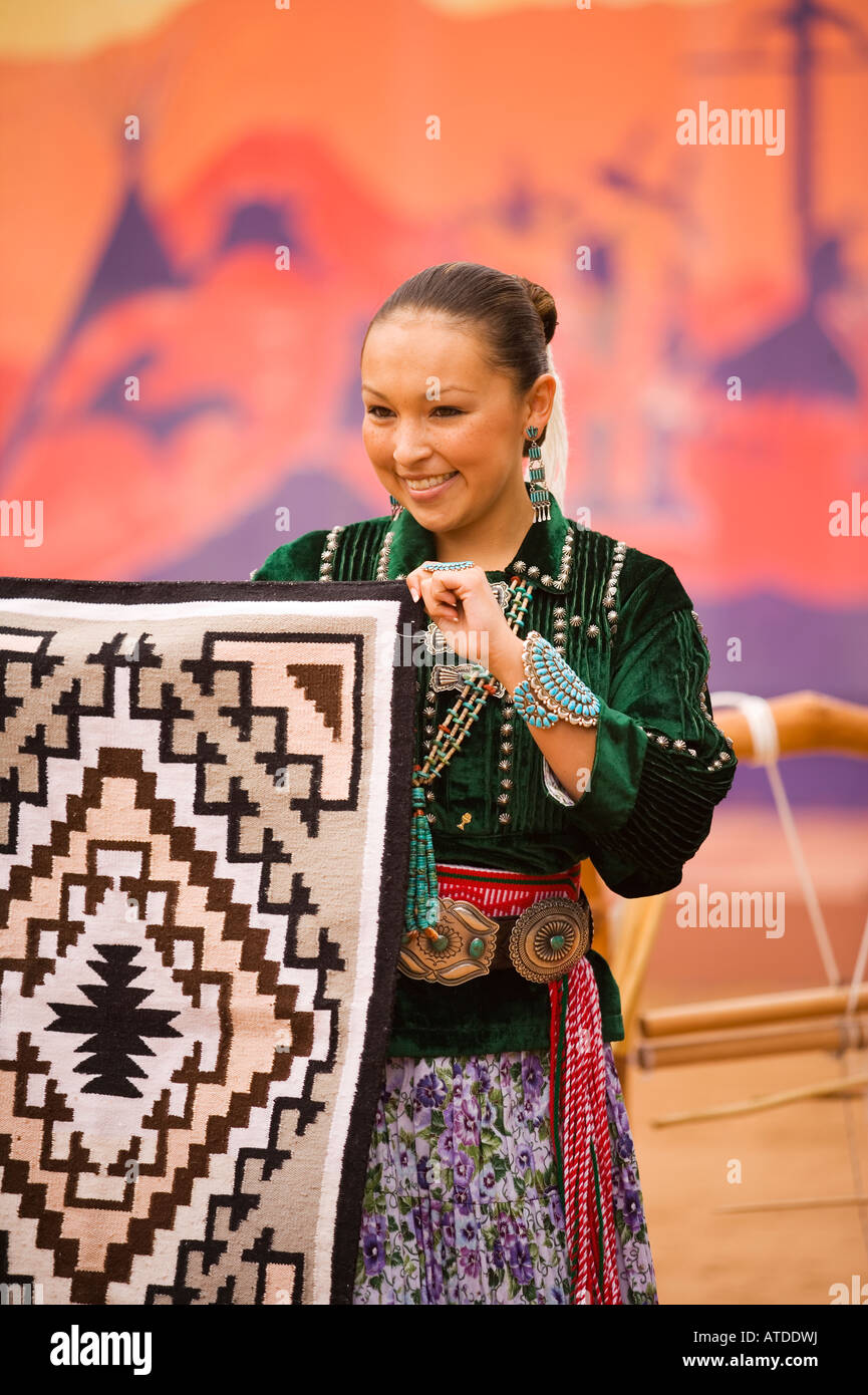 Femme indienne Navajo affiche un tapis Navajo Inter Tribal Gallup Gallup de cérémonie indienne Nouveau Mexique Banque D'Images