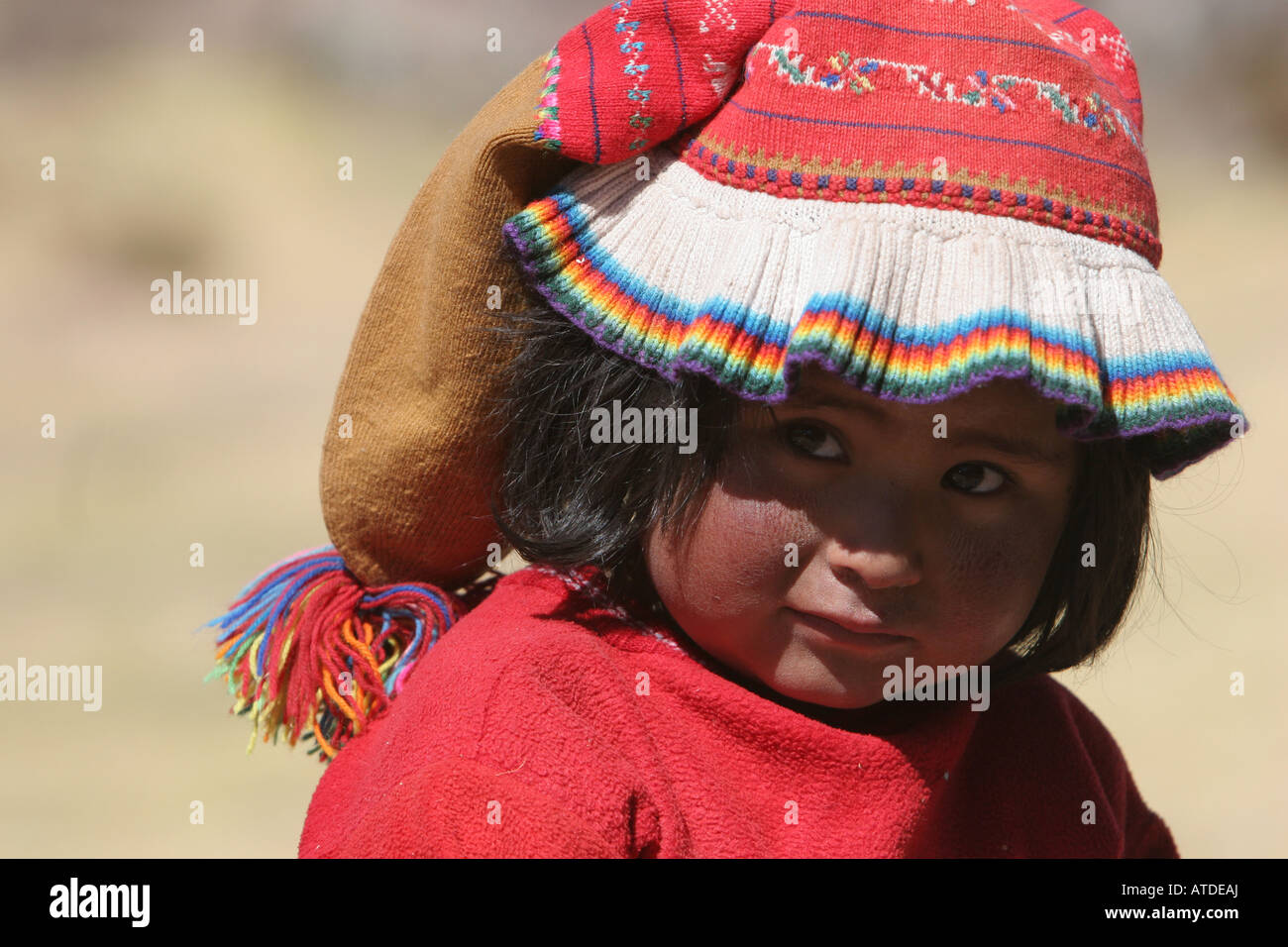 Un jeune enfant péruvien sur l'île de Taquile au Pérou Banque D'Images