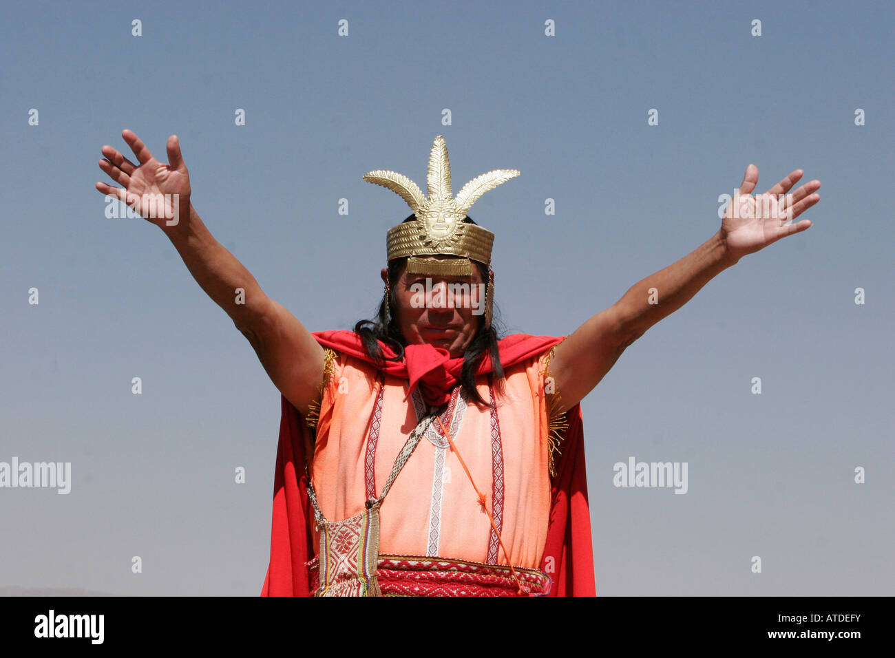 Homme péruvien habillé comme un roi inca près de Cusco au Pérou Banque D'Images