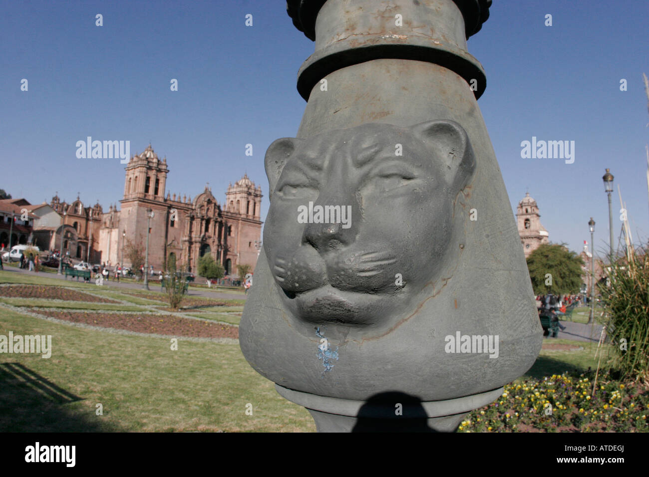 Le visage d'un Puma est assis sur un poteau dans la Plaza de Armas, Cusco Pérou Banque D'Images
