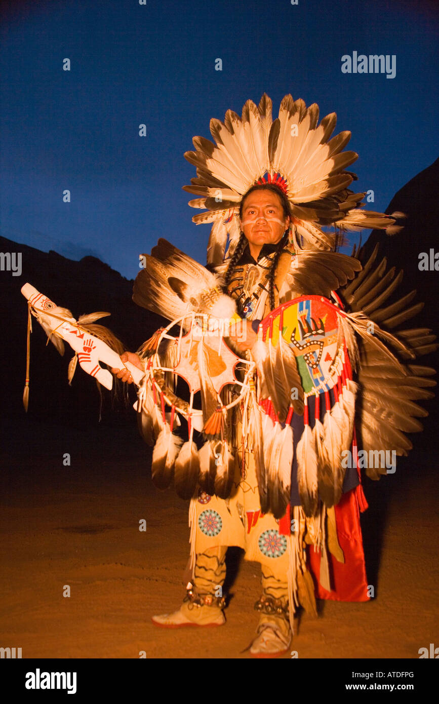 Native American pow-wow regalia traditionnel plein de danseuse à la tombée de la Gallup Inter Tribal Indian Ceremonial Appel Nouveau Mexique Banque D'Images