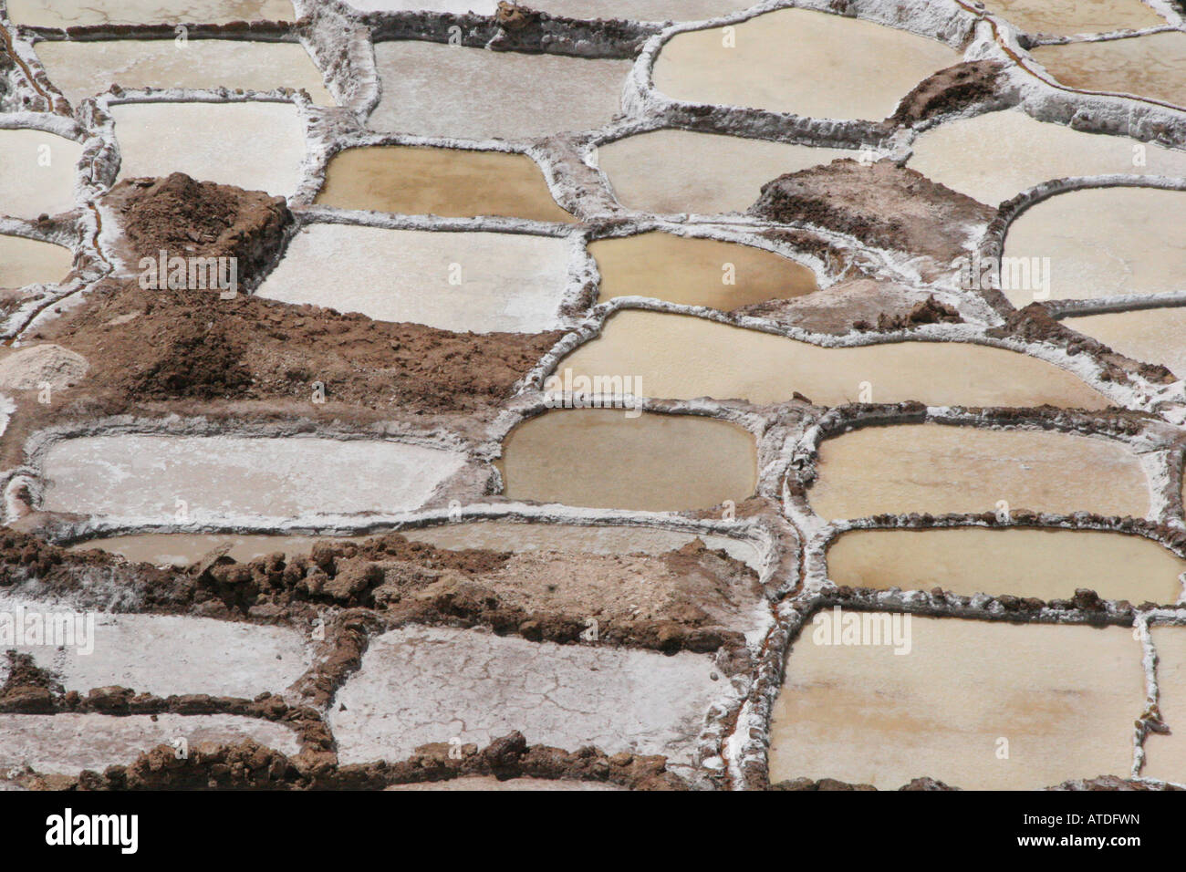 Salines, Maras, Pérou - le sel est récolté en évaporant l'eau salée d'une source souterraine. Banque D'Images