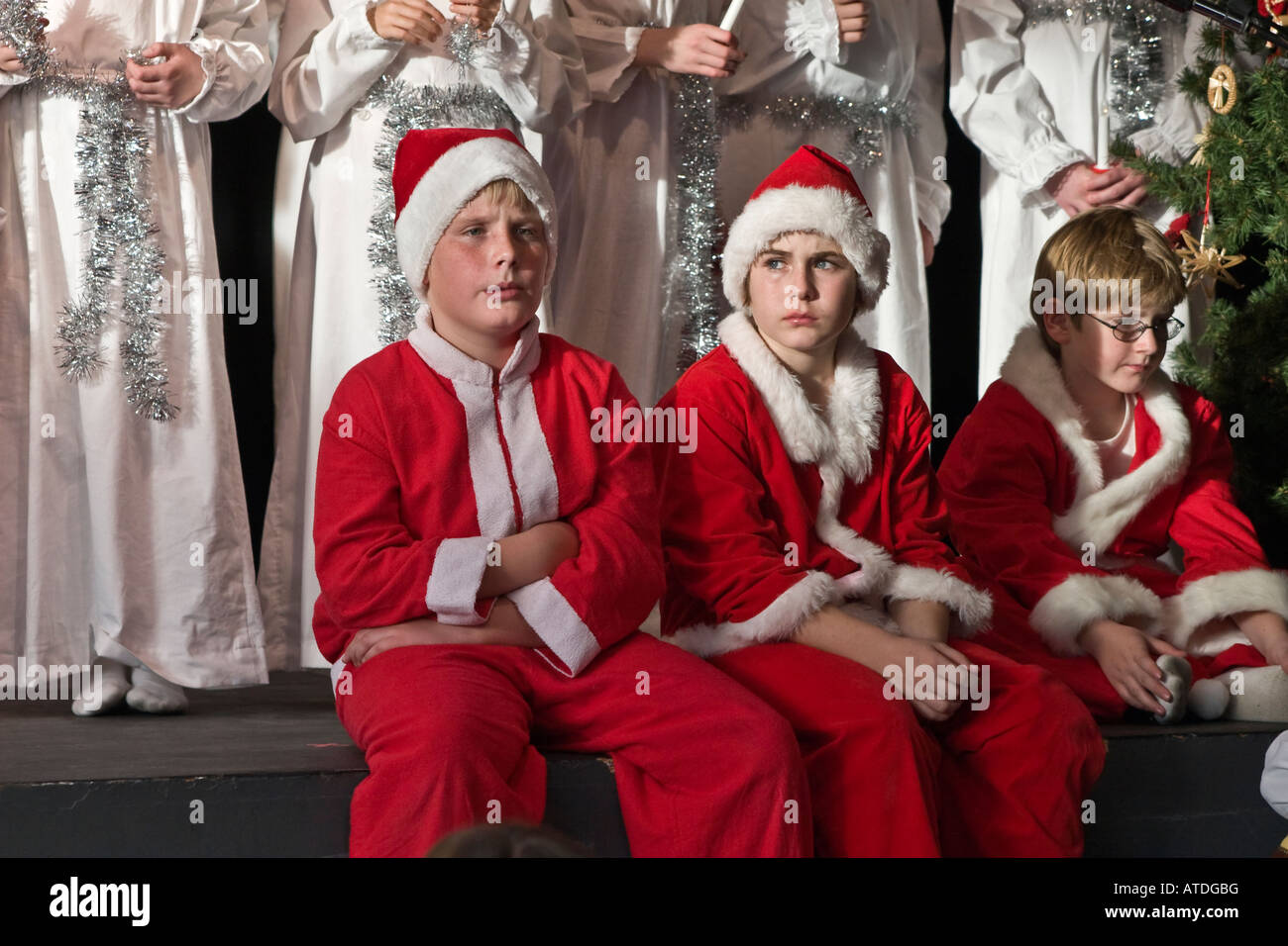 Jeunes garçons en costumes rouge Santa Lucia à Noël suédois Pageant Toronto Canada Banque D'Images