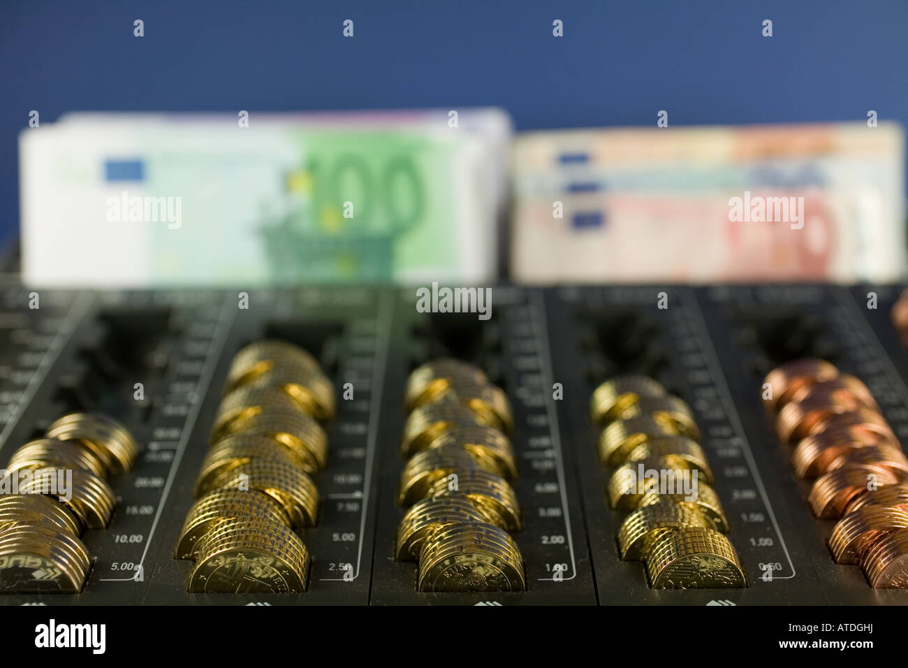 Fort de l'argent avec les billets et pièces en euros Banque D'Images