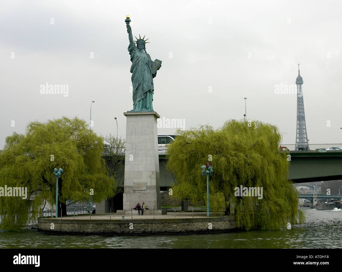 La statue de la liberté à paris prises d'un bateau sur la seine Banque D'Images