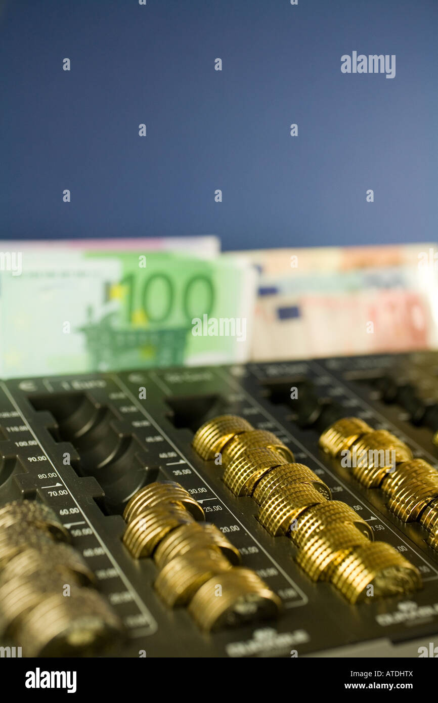 Fort de l'argent avec les billets et pièces en euros Banque D'Images
